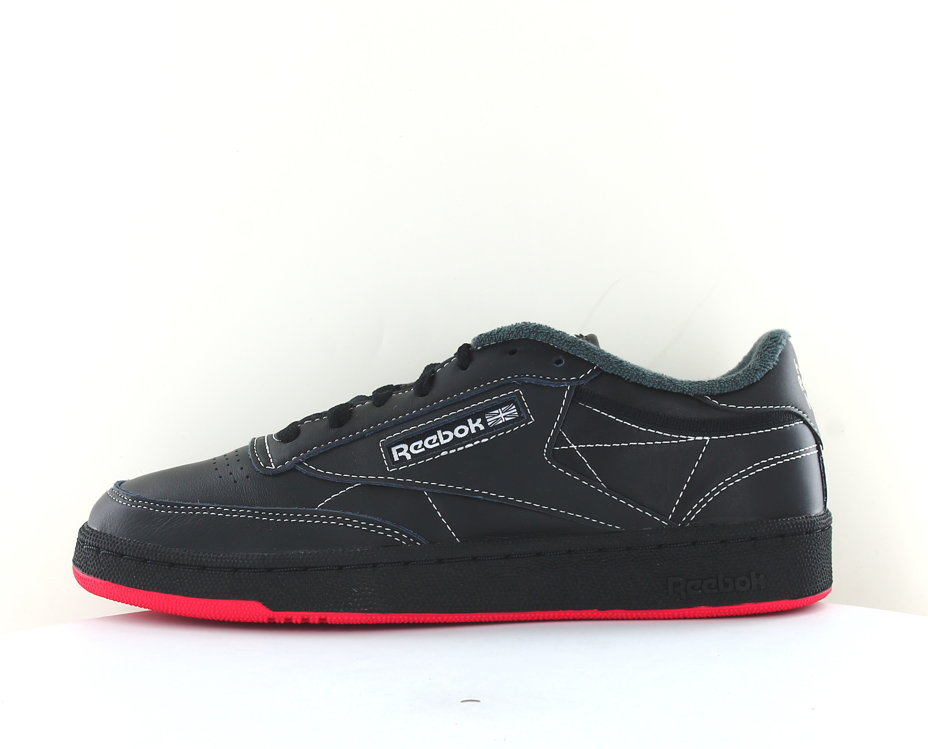 Reebok noir et sale rouge