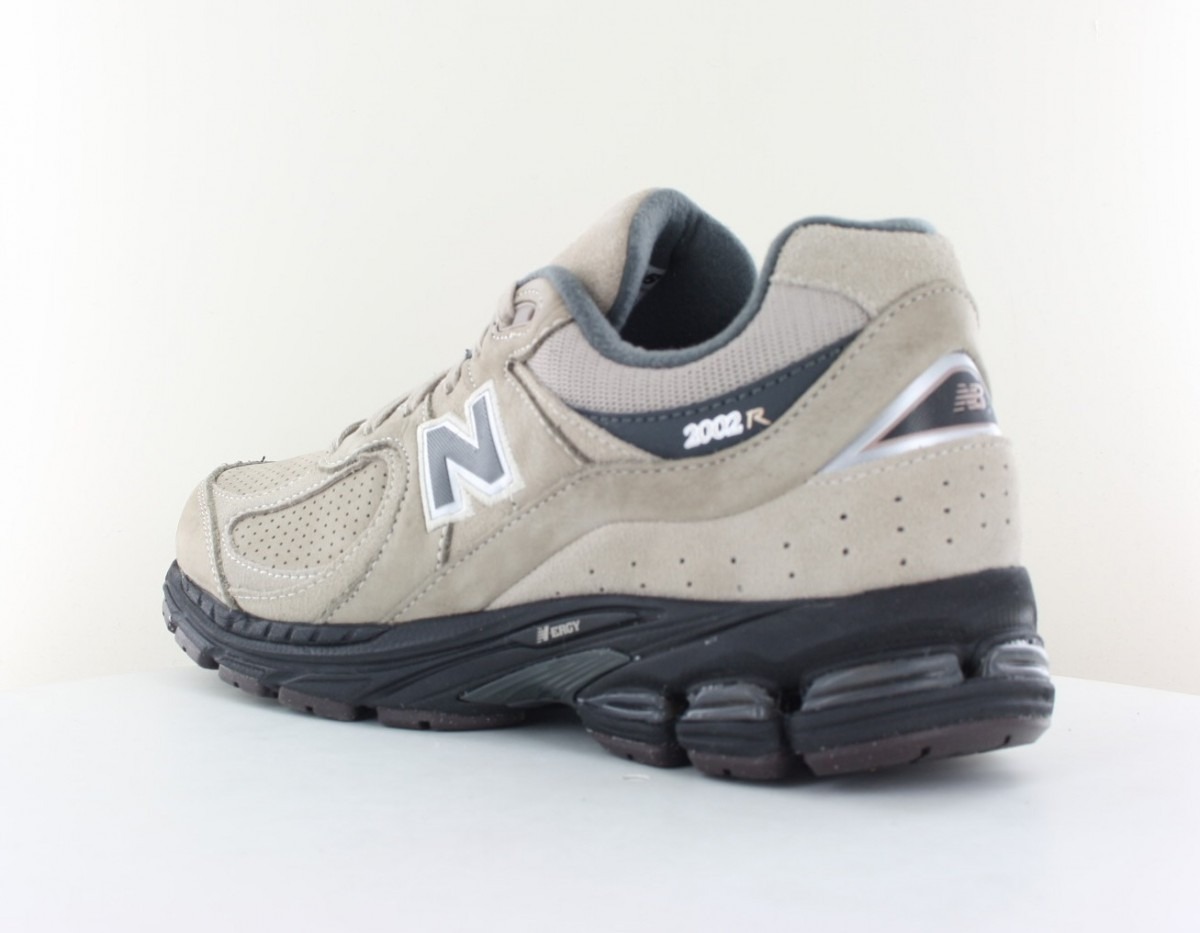 New Balance 2002R beige foncé gris noir