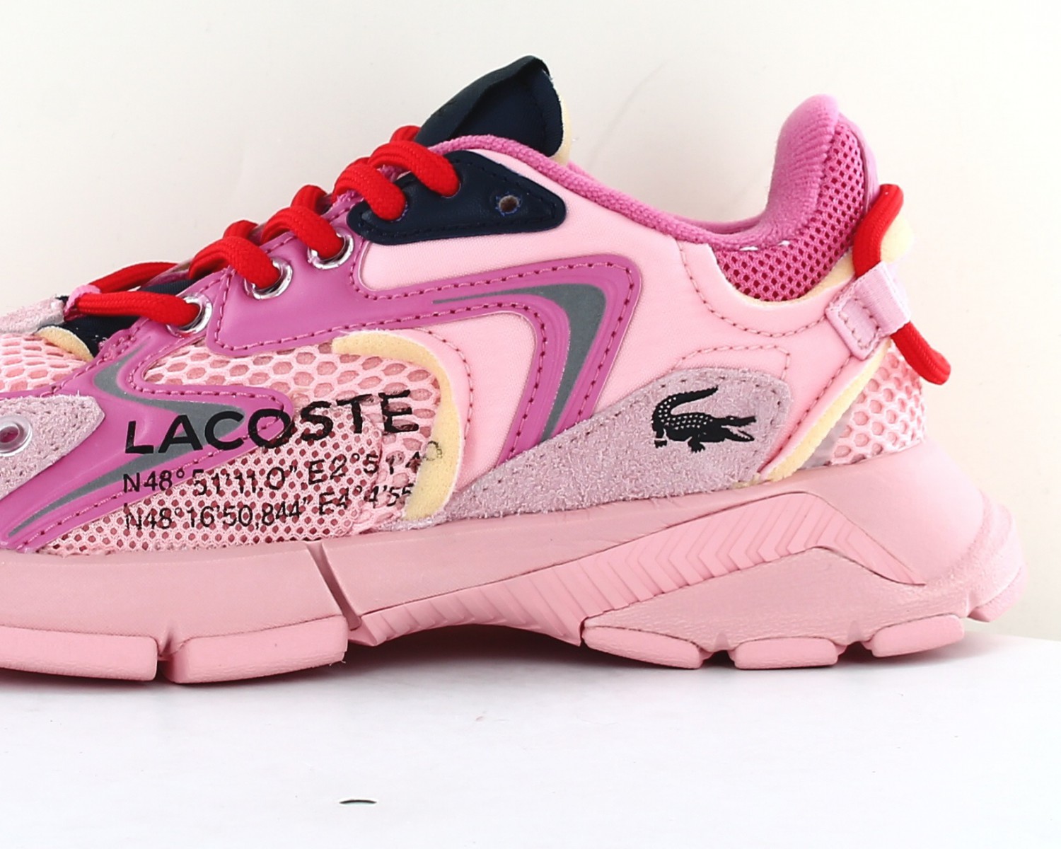Baskets Lacoste L002 femme rose avec détail coloré chez DM'Sports